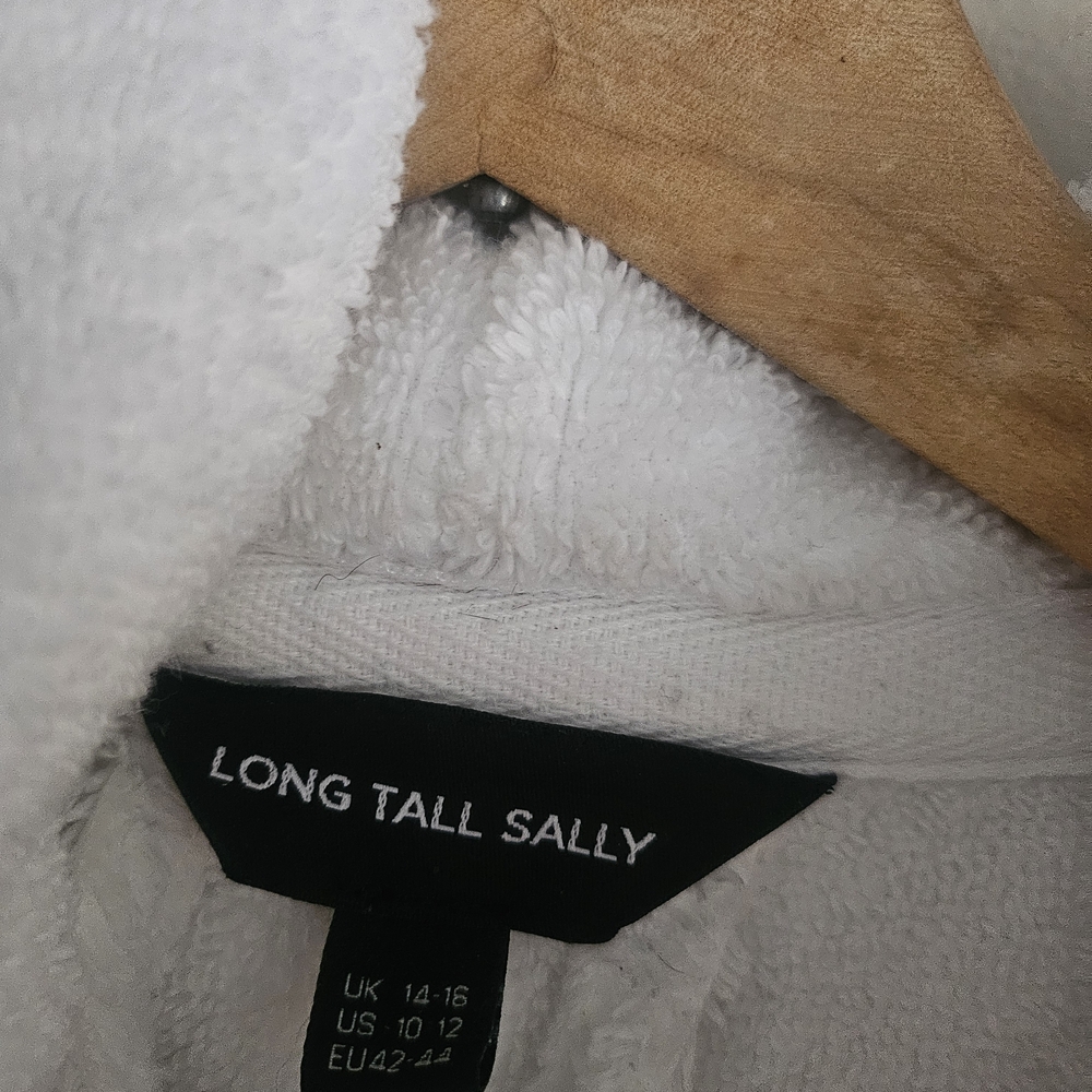 Cozy White Hooded Robe - Picture 5 of 5